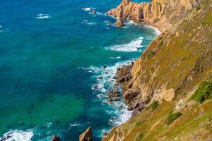 atlanten hav se med klippa. se av atlanten kust på Portugal, cabo da roca. sommar dag foto