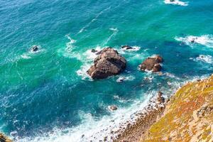 atlanten hav se med klippa. se av atlanten kust på Portugal, cabo da roca. sommar dag foto