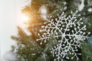 vit snöflinga på de jul träd Lycklig ny yewr begrepp foto