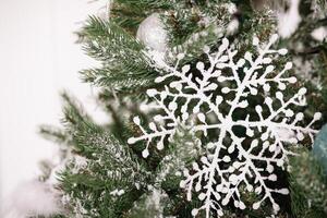 vit snöflinga på de jul träd Lycklig ny yewr begrepp foto