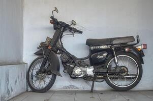 ett gammal klassisk svart Suzuki familj deluxe motorcykel, Indonesien, 2 oktober 2023. foto