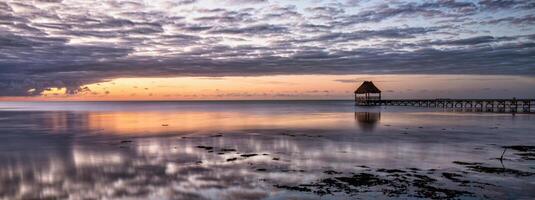 belize cayes - små tropisk ö på barriär rev med paradis strand - känd för dykning, snorkling och avkopplande semester - karibiska hav, belize, central Amerika foto