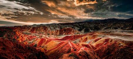 Fantastisk landskap av Kina bergen och blå himmel bakgrund i solnedgång. zhangye danxia nationell geopark, gansu, Kina. färgrik landskap, regnbåge kullar, ovanlig färgad stenar, sandsten erosion foto