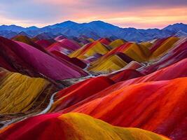 Fantastisk landskap av Kina bergen och blå himmel bakgrund i solnedgång. zhangye danxia nationell geopark, gansu, Kina. färgrik landskap, regnbåge kullar, ovanlig färgad stenar, sandsten erosion foto