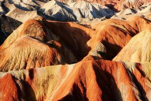 Fantastisk landskap av Kina bergen och blå himmel bakgrund i solnedgång. zhangye danxia nationell geopark, gansu, Kina. färgrik landskap, regnbåge kullar, ovanlig färgad stenar, sandsten erosion foto