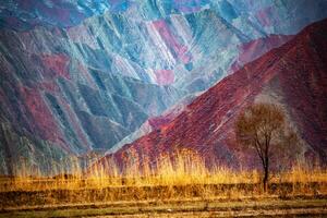 Fantastisk landskap av Kina bergen och blå himmel bakgrund i solnedgång. zhangye danxia nationell geopark, gansu, Kina. färgrik landskap, regnbåge kullar, ovanlig färgad stenar, sandsten erosion foto