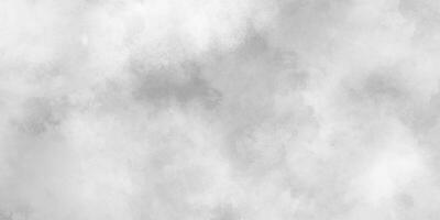 grunge moln eller smog textur med fläckar, vit molnig himmel eller clouds eller dimma, svart och vit lutning vattenfärg bakgrund. foto
