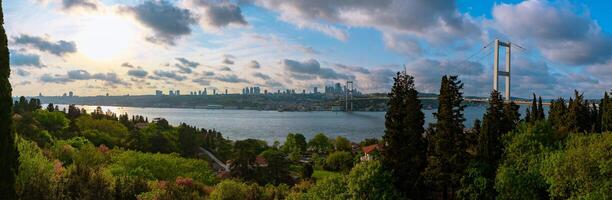 istanbul panorama. panorama- se av istanbul med bosphorus bro foto