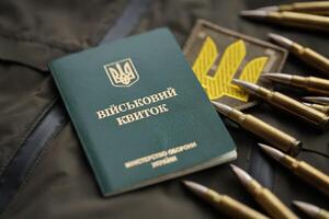 militär tecken eller armén id biljett lögner på grön ukrainska militär enhetlig foto