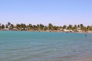 skön dagtid se av kunglig provision strand i yanbu, saudi arabien. foto