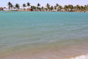 skön dagtid se av kunglig provision strand i yanbu, saudi arabien. foto