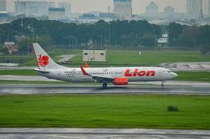 en boeing b737-8gp flygplan som tillhör till lejon luft flygbolag landar på de bana på juanda internationell flygplats, surabaya i sidoarjo under de regn., Indonesien, 6 januari 2024 foto