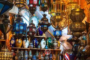 traditionell glas och metall lampor i affär i de medina av Tunis, Tunisien foto