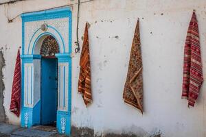 traditionell vit blå hus från kairouan, tunis foto
