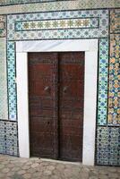 dekorativ dörr i kairouan, tunisien foto