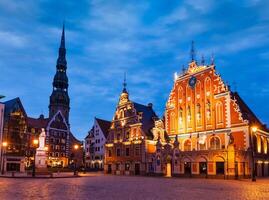 riga stad hall fyrkant, hus av de pormaskar, st. roland statu foto