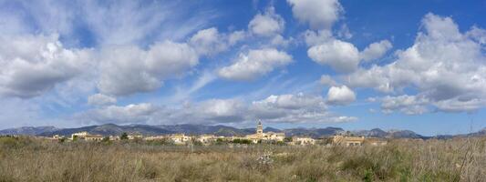 expansiv himmel över de lugn by av consell, mallorca foto