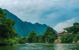 ett antenn se av de flod och de bergen av vang vieng, laos. Asien-Stillahavsområdet. foto