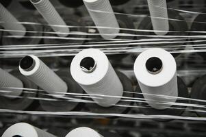 närbild av tråd för de textil- industri, vävning och förhalning foto