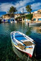 fiske båtar i hamn i fiske by av mandrakia, milos ö, grekland foto