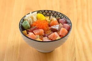 japansk kök slutlig bara chirashi med ris och fisk i skål isolerat på trä- bakgrund topp se foto