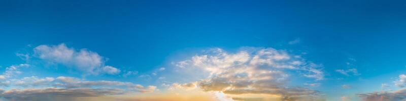 himmel panorama med stratocumulus vesperalis moln i sömlös sfärisk likriktad formatera med komplett zenit för använda sig av i 3d grafik, spel och kompositer i antenn Drönare panorama som himmel kupol foto