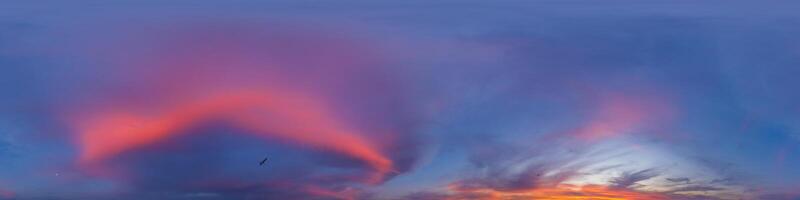 panorama av en mörk blå solnedgång himmel med rosa stackmoln moln. sömlös hdr 360 panorama i sfärisk likvinklig formatera. full zenit för 3d visualisering, himmel ersättning för antenn Drönare panoramabilder. foto