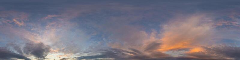 gyllene lysande solnedgång himmel panorama med cirrus moln. hdr sömlös sfärisk likriktad 360 panorama. himmel kupol eller zenit för 3d visualisering och himmel ersättning för antenn Drönare 360 panoramabilder. foto