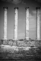thuburbo majus, tunisien en få av de återstående pelare som en gång byggt de capitol foto