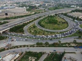 antenn se av hög sätt i stad lahore av pakistan på 2023-07-17. foto