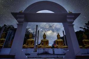watpapromyan buddhistiska tempel respekt, lugnar sinnet. i thailand, chachoengsao-provinsen foto