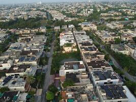 se på stad från fågel syn. stad från Drönare. antenn Foto. stad scape från Drönare på 2023-07-22 i lahore pakistan foto