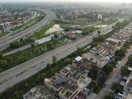 se på stad från fågel syn. stad från Drönare. antenn Foto. stad scape från Drönare på 2023-07-22 i lahore pakistan foto