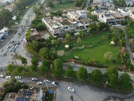 se på stad från fågel syn. stad från Drönare. antenn Foto. stad scape från Drönare på 2023-07-22 i lahore pakistan foto