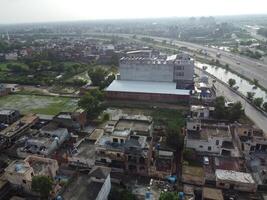 se på stad från fågel syn. stad från Drönare. antenn Foto. stad scape från Drönare på 2023-07-22 i lahore pakistan foto