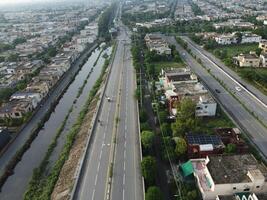 se på stad från fågel syn. stad från Drönare. antenn Foto. stad scape från Drönare på 2023-07-22 i lahore pakistan foto