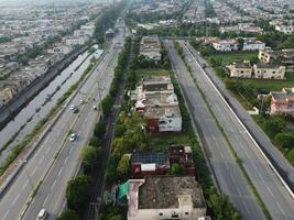 se på stad från fågel syn. stad från Drönare. antenn Foto. stad scape från Drönare på 2023-07-22 i lahore pakistan foto