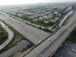 se på stad från fågel syn. stad från Drönare. antenn Foto. stad scape från Drönare på 2023-07-22 i lahore pakistan foto