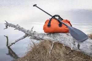 vattentät duffel och stå upp paddla på en sjö Strand foto