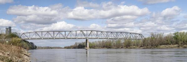 panorama- se av de brownville fackverk bergsrygg över de missouri flod på oss rutt 136 från nemaha grevskap, nebraska, till atchison grevskap, missouri foto