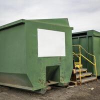 grön stål industriell behållare med en vit tom tecken på återvinning Centrum foto
