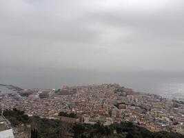 panorama av neapel från castel sant'elmo erbjudanden en hisnande se av de stadens vibrerande gator, historisk landmärken, och de fascinerande skönhet av de bukt av neapel foto