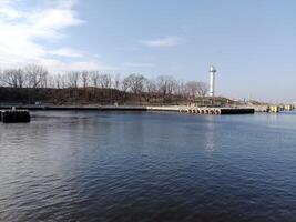 tar en promenad längs de hamn och pir i kolobrzeg, Polen, erbjudanden en härlig erfarenhet med pittoresk visningar av de baltic hav och de livliga havs aktivitet. foto