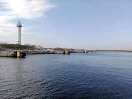 tar en promenad längs de hamn och pir i kolobrzeg, Polen, erbjudanden en härlig erfarenhet med pittoresk visningar av de baltic hav och de livliga havs aktivitet. foto