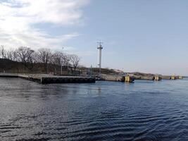 tar en promenad längs de hamn och pir i kolobrzeg, Polen, erbjudanden en härlig erfarenhet med pittoresk visningar av de baltic hav och de livliga havs aktivitet. foto