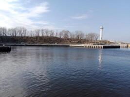 tar en promenad längs de hamn och pir i kolobrzeg, Polen, erbjudanden en härlig erfarenhet med pittoresk visningar av de baltic hav och de livliga havs aktivitet. foto