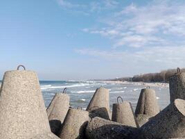 tar en promenad längs de hamn och pir i kolobrzeg, Polen, erbjudanden en härlig erfarenhet med pittoresk visningar av de baltic hav och de livliga havs aktivitet. foto