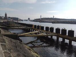 tar en promenad längs de hamn och pir i kolobrzeg, Polen, erbjudanden en härlig erfarenhet med pittoresk visningar av de baltic hav och de livliga havs aktivitet. foto