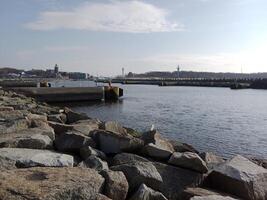 tar en promenad längs de hamn och pir i kolobrzeg, Polen, erbjudanden en härlig erfarenhet med pittoresk visningar av de baltic hav och de livliga havs aktivitet. foto