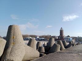 tar en promenad längs de hamn och pir i kolobrzeg, Polen, erbjudanden en härlig erfarenhet med pittoresk visningar av de baltic hav och de livliga havs aktivitet. foto